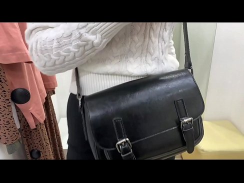 ❤️ Јавна мастурбација на младата кучка FeralBerry со дилдо во фитинг просторијата Тешко порно кај нас